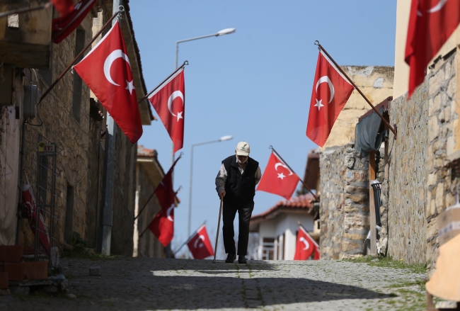 12 yıldır evlerinde Türk bayrakları asılı